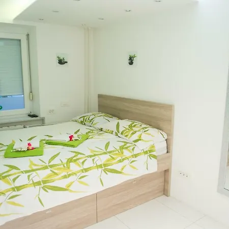 First Floor Flat (adults Only) Apartmán *
