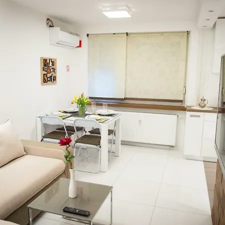First Floor Flat (adults Only) Apartamento
